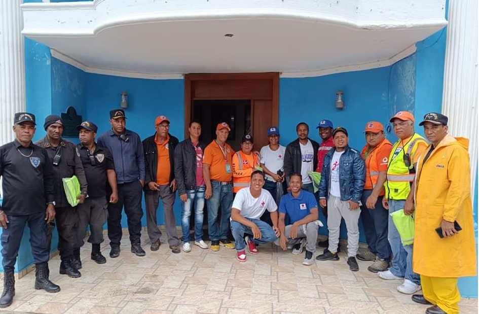 Entrega de materiales y apoyo logístico a los cuerpos de socorro de La Caleta