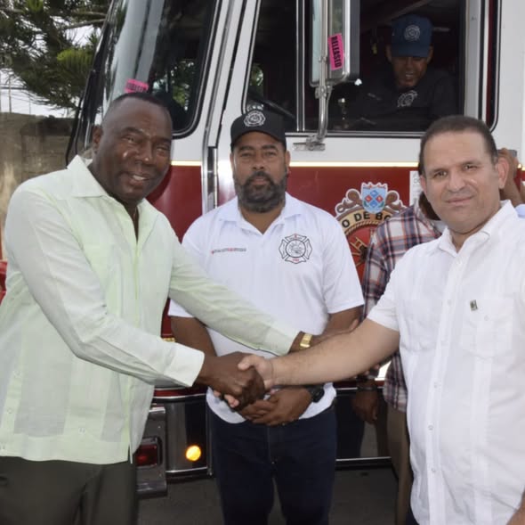 El alcalde Máximo Soriano fortalece el Cuerpo de Bomberos de La Caleta