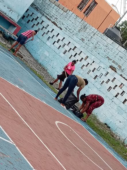 Equipo de Ornato realiza jornada de limpieza en cancha Los Lobos