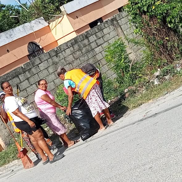 Equipo de Ornato trabaja en calle Sánchez para una La Caleta más limpia