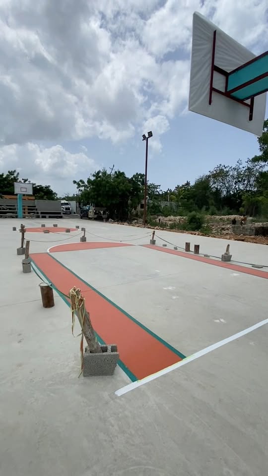 El alcalde Máximo Soriano entrega cancha moderna para el sector Génesis
