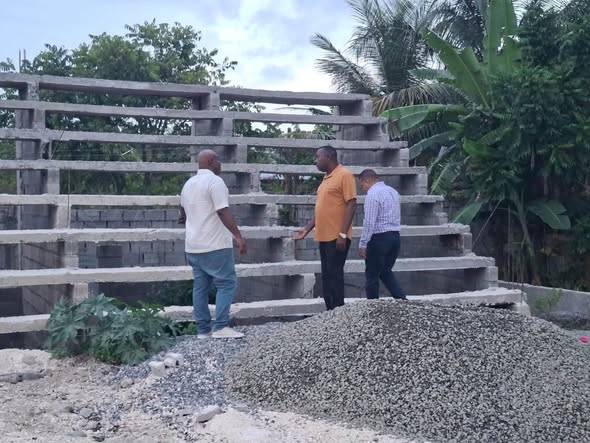 El alcalde Máximo Soriano supervisa avances en construcción de cancha del Mirador Aéreo
