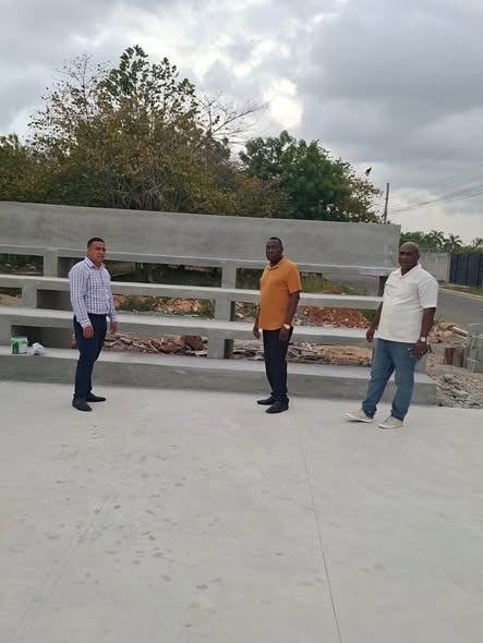 El alcalde Máximo Soriano supervisa los trabajos finales en la cancha del sector Génesis
