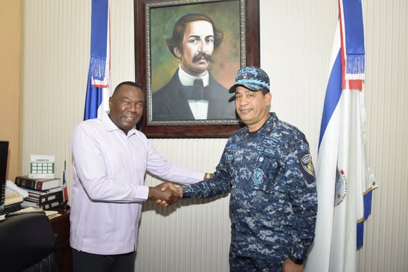El alcalde Máximo Soriano recibe a director regional de Policía Nacional