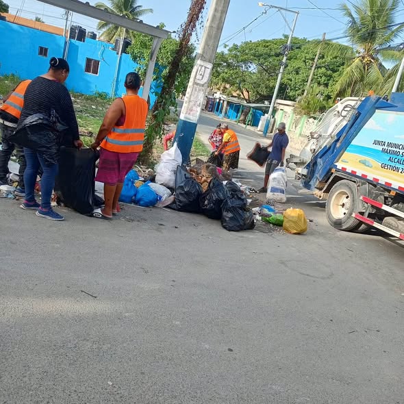 El equipo de Ornato realiza labores de limpieza en calles de La Caleta