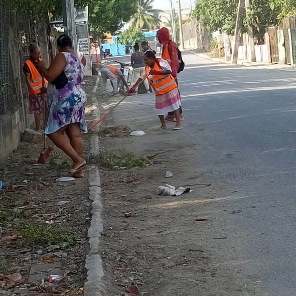 Colaboradores de Ornato trabajan en la calle Sánchez para mantener espacios limpios